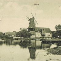 Die Mühle mit Speicher vom Wasser aus